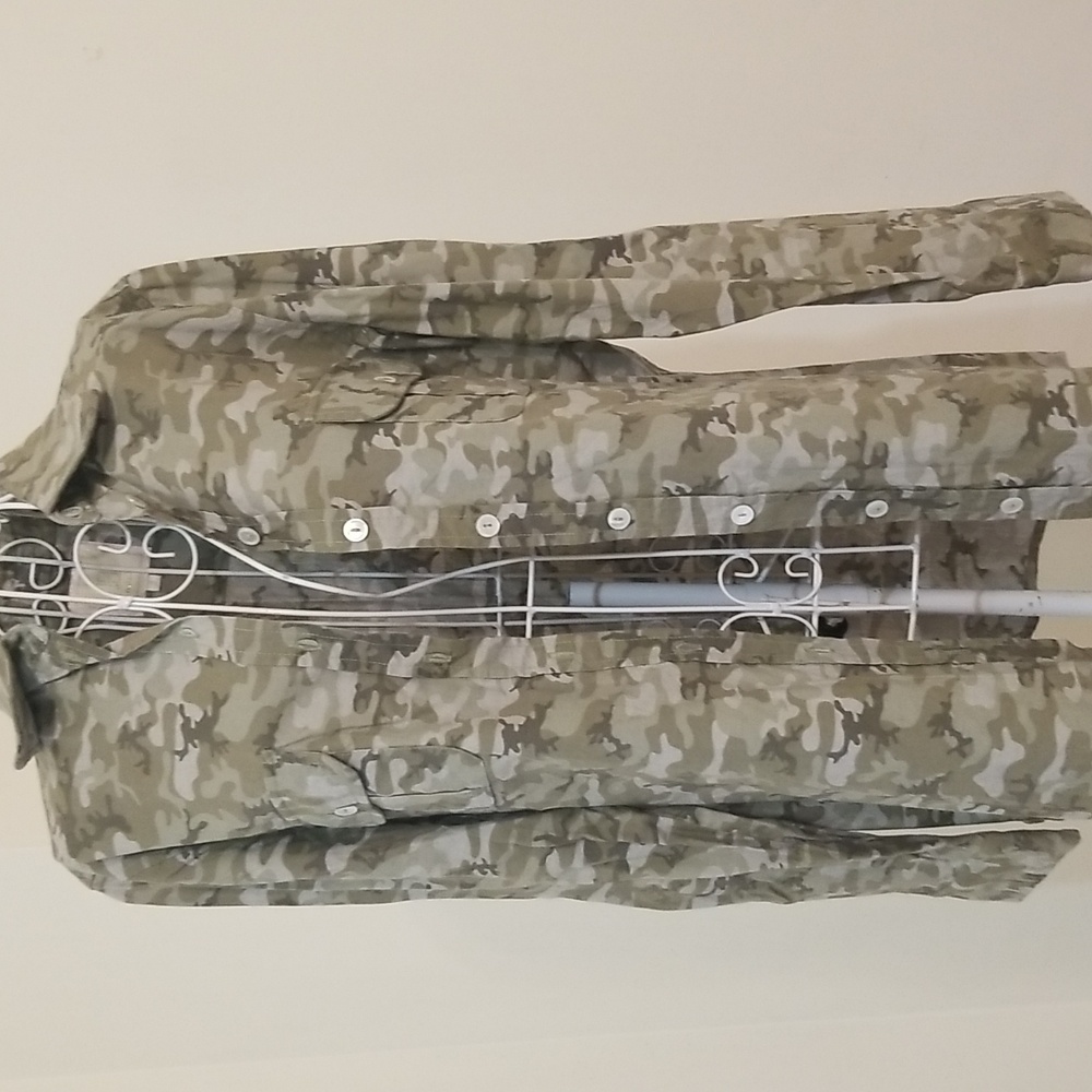 BELL button down camouflage shirt. Size 8 or medium
